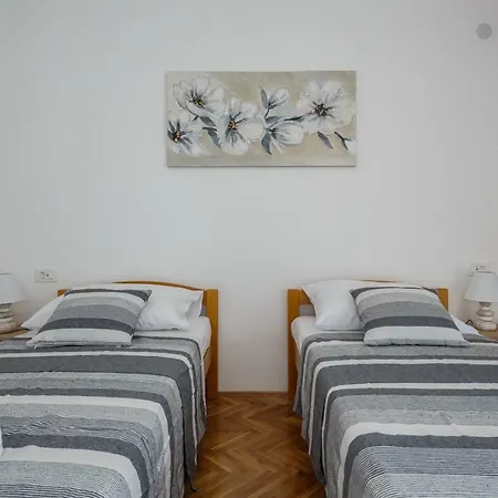 Bambi Apartment Split